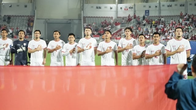 Pesepak bola Timnas U-23 Indonesia menyanyikan lagu kebangsaan Indonesia Raya sebelum melawan Timnas U-23 Korea Selatan pada babak perempat final Piala Asia U-23 2024 di Stadion Abdullah bin Khalifa, Doha, Qatar.