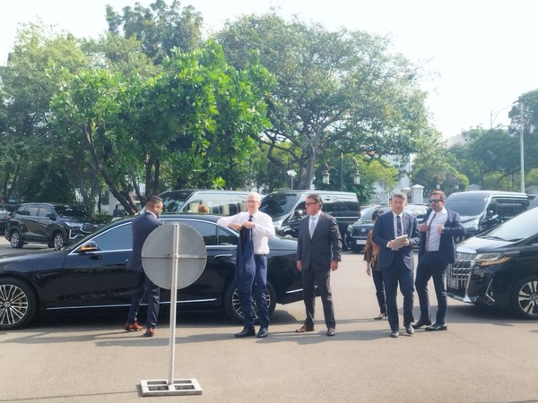 CEO Apple Tim Cook tiba di Istana dengan diantar oleh sedan mewah Mercedes-Benz S450