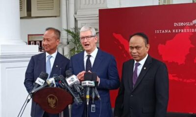 CEO Apple Tim Cook (tengah) setelah melakukan pertemuan dengan Presiden Jokowi di Istana Kepresidenan.