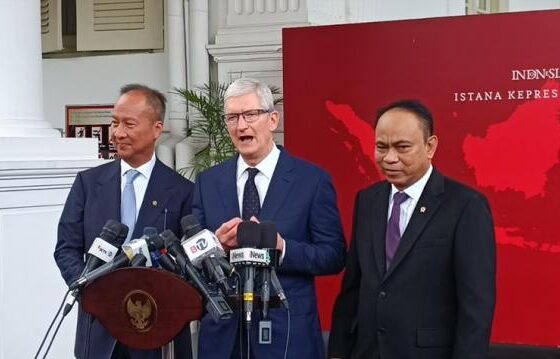 CEO Apple Tim Cook (tengah) setelah melakukan pertemuan dengan Presiden Jokowi di Istana Kepresidenan.