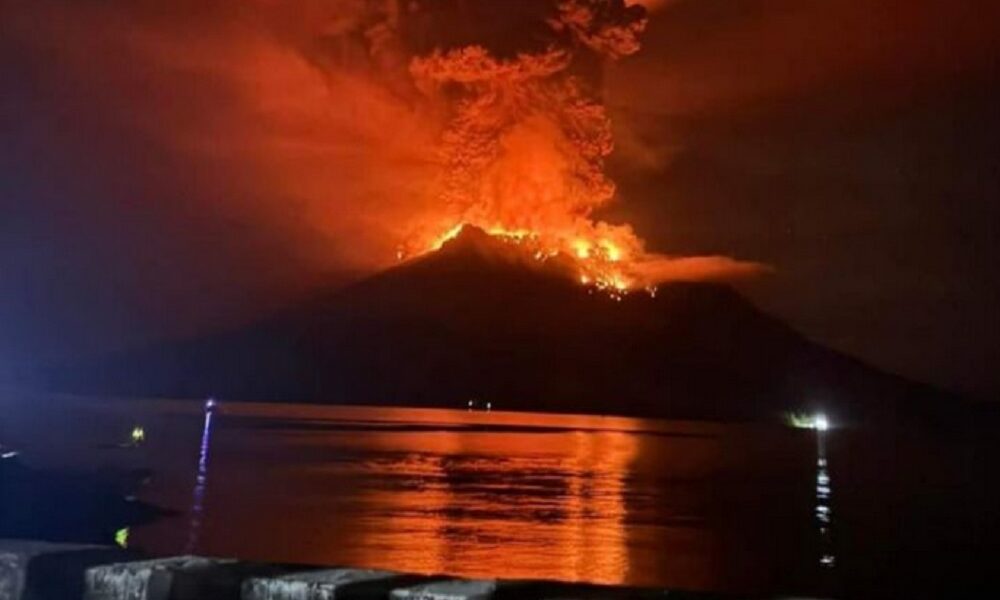 Letusan Gunung Ruang di Kepulauan Siau Tagulandang Biaro, Sulawesi Utara.