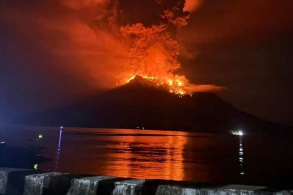 Letusan Gunung Ruang di Kepulauan Siau Tagulandang Biaro, Sulawesi Utara.