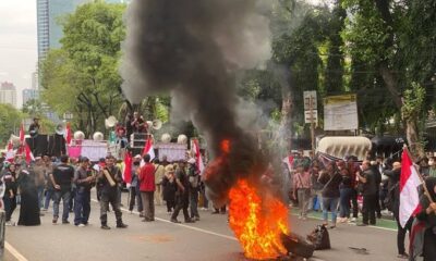 Massa aksi tolak pemilu curang lakukan demo di depan Kantor Komisi Pemilihan Umum (KPU), Jakarta Pusat, Jumat (15/3/2024).