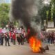 Massa aksi tolak pemilu curang lakukan demo di depan Kantor Komisi Pemilihan Umum (KPU), Jakarta Pusat, Jumat (15/3/2024).