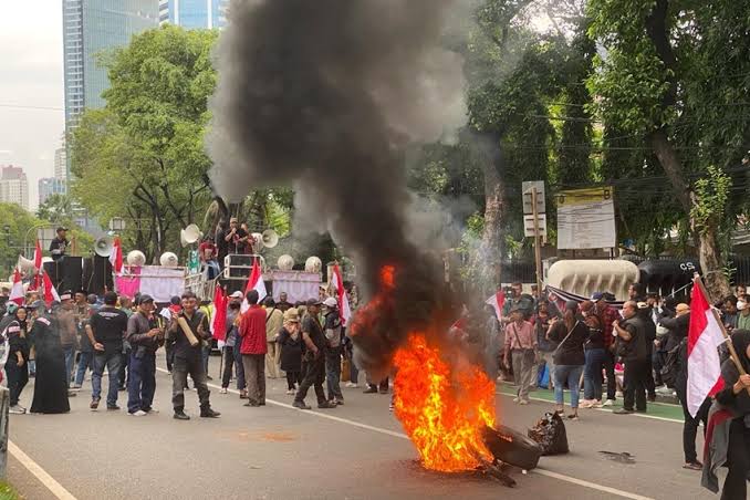 Massa aksi tolak pemilu curang lakukan demo di depan Kantor Komisi Pemilihan Umum (KPU), Jakarta Pusat, Jumat (15/3/2024).
