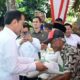 Presiden Jokowi bagi-bagi bansos [cnbcindonesia]