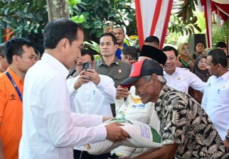 Presiden Jokowi bagi-bagi bansos [cnbcindonesia]