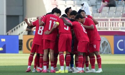 Timnas Indonesia U-23 berdoa sebelum melawan Australia di matchday 2 Grup A Piala Asia U-23 2024 di Abdullah bin Khalifa Stadium, Kamis (18/4/2024).