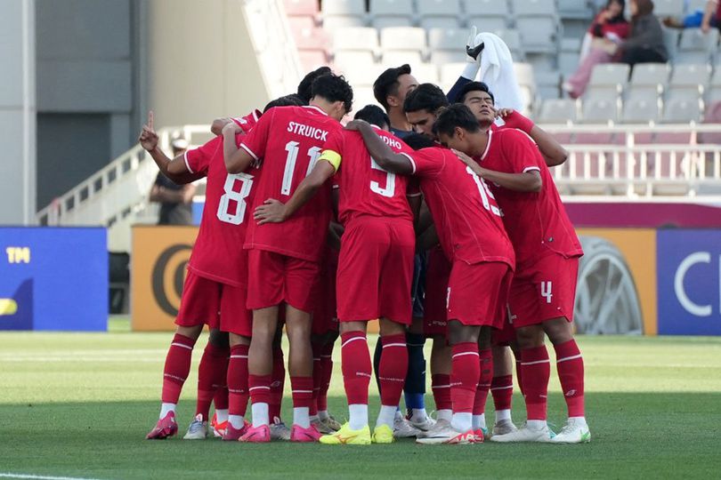 Timnas Indonesia U-23 berdoa sebelum melawan Australia di matchday 2 Grup A Piala Asia U-23 2024 di Abdullah bin Khalifa Stadium, Kamis (18/4/2024).