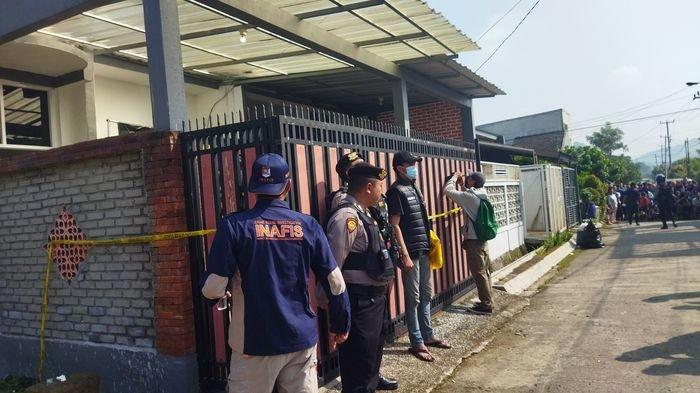 Keadaan TKP penemuan mayat laki-laki yang dicor di dalam rumah di Bandung Barat, Selasa (16/4/2024)