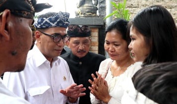 Menteri Perhubungan Budi Karya Sumadi melayat di rumah duka korban penganiayaan senioritas di STIP [tvonenews]