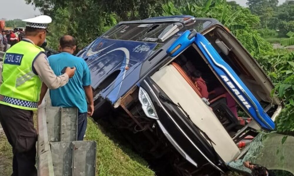 Kecelakaan Bus Rombongan Perangkat Desa Di Tol Tangerang Merak [viva]