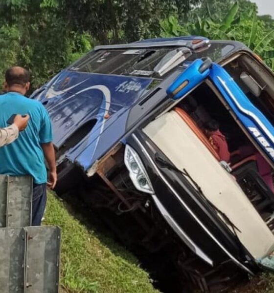 Kecelakaan Bus Rombongan Perangkat Desa Di Tol Tangerang Merak [viva]
