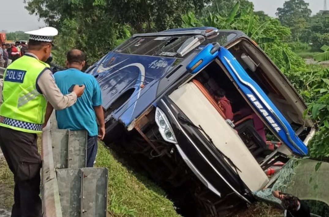 Kecelakaan Bus Rombongan Perangkat Desa Di Tol Tangerang Merak [viva]