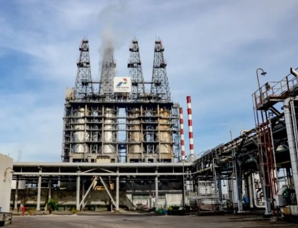 Kilang minyak Pertamina di Dumai [antara]