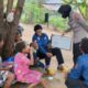Program Gabus, Polwan Jayapura Ajarkan Mama-Mama Buta Aksara Baca Tulis [tempo]