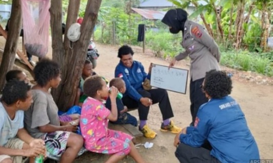 Program Gabus, Polwan Jayapura Ajarkan Mama-Mama Buta Aksara Baca Tulis [tempo]