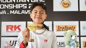 Pandu Satrio Perkasa yang merupakan warga dari Kota Batu, Jawa Timur telah berhasil meraih medali emas di kejuaraan sepeda internasional yaitu Asia Mountain Bike Championship tahun 2024 [detik]