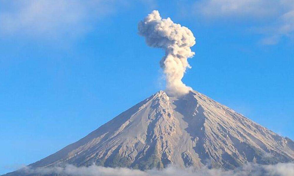 Erupsi Gunung Semeru 6 Kali Serta Letusan Abu Vulkanik Sampai 900 Meter [rri]
