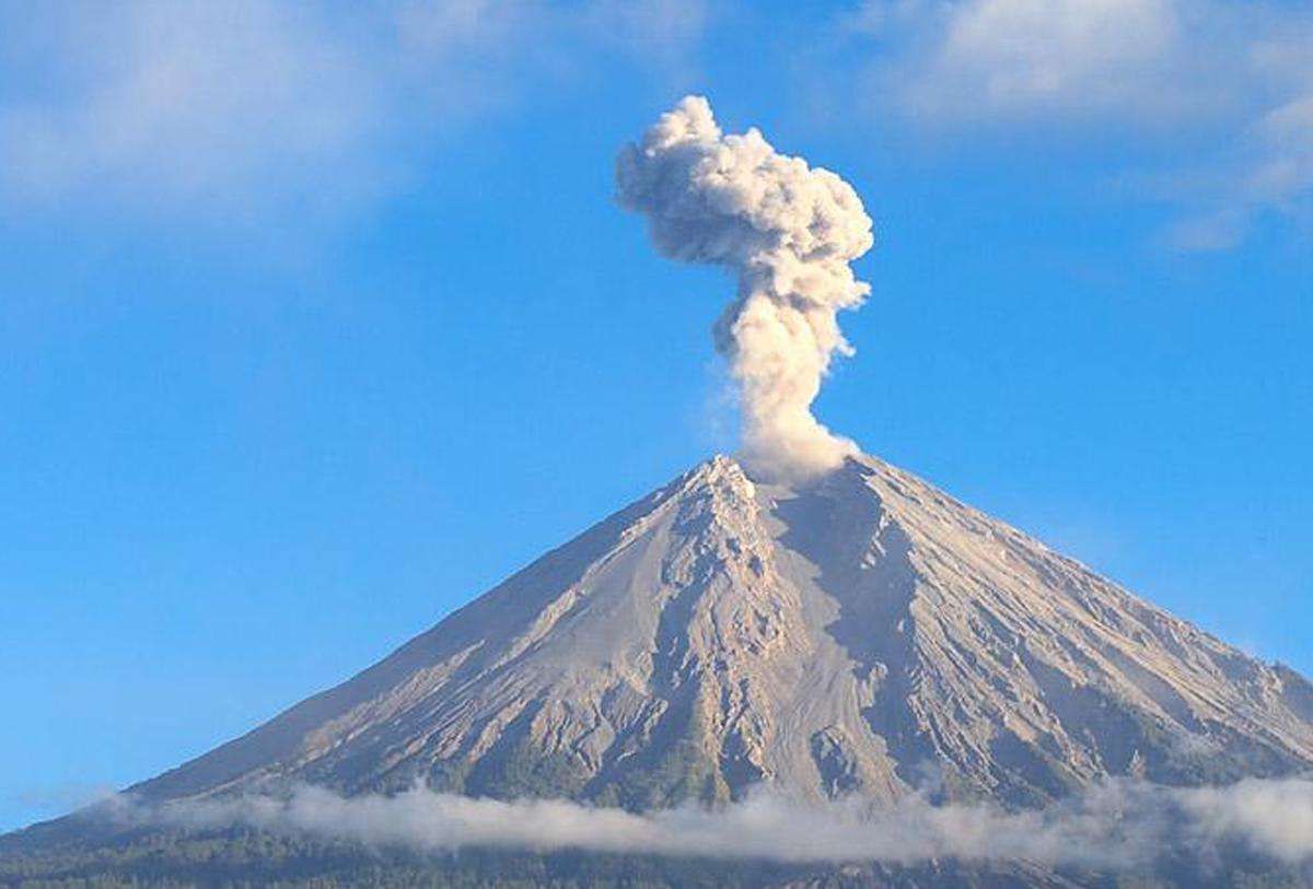 Erupsi Gunung Semeru 6 Kali Serta Letusan Abu Vulkanik Sampai 900 Meter [rri]