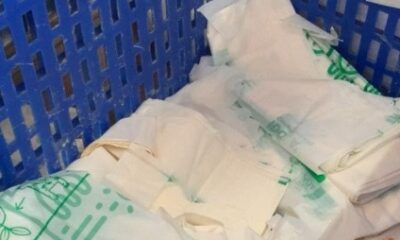 Panitia kurban Istiqlal membagikan daging kurban untuk masyarakat memakai kantong plastik yang berasal dari bahan ubi dan bambu [kompas]