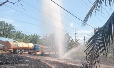 Pipa minyak mentah yang dimiliki oleh Pertamina Hulu Rokan (PHR) di Riau mengalami kebocoran serta menyembur sampai ke jalan, Rabu (24/7/2024) [riauterkini]