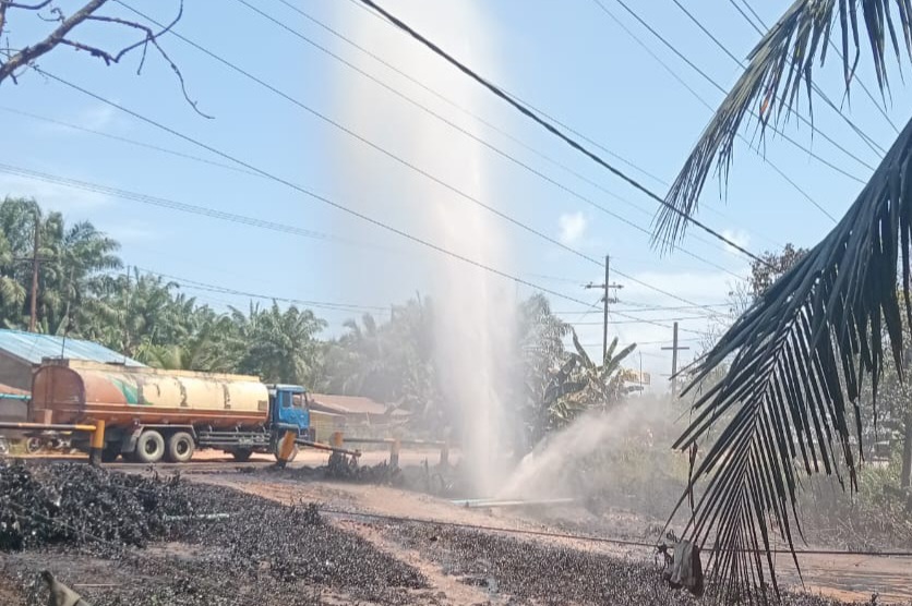 Pipa minyak mentah yang dimiliki oleh Pertamina Hulu Rokan (PHR) di Riau mengalami kebocoran serta menyembur sampai ke jalan, Rabu (24/7/2024) [riauterkini]