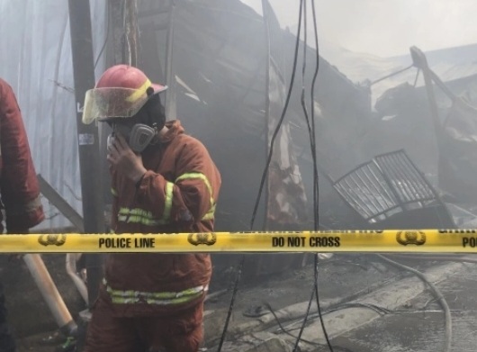 Terjadi kebakaran di rumah yang juga sebagai gudang distributor perabot rumah tangga berlokasi di Jl Haji Djain, Jatiasih, Kota Bekasi [suara]