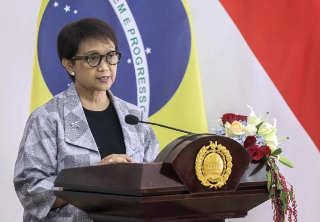Menteri Luar Negeri Retno Marsudi menuturkan pertemuan Presiden Joko Widodo dengan Presiden Mohamed bin Zayed Al Nahyan (MBZ) membahas tentang pengembangan investasi [akurat]