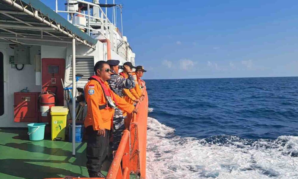 Kapal Motor (KM) Soneta mengangkut 16 orang kru telah dilaporkan tenggelam saat berada di perairan Karimunjawa, Kabupaten Jepara, Jawa Tengah [murianews]