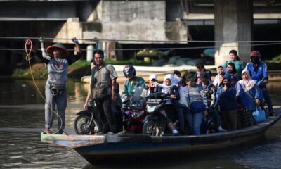 Hindari macet, warga naik perahu eretan di Kali Cagak Jakarta Utara [tirto]