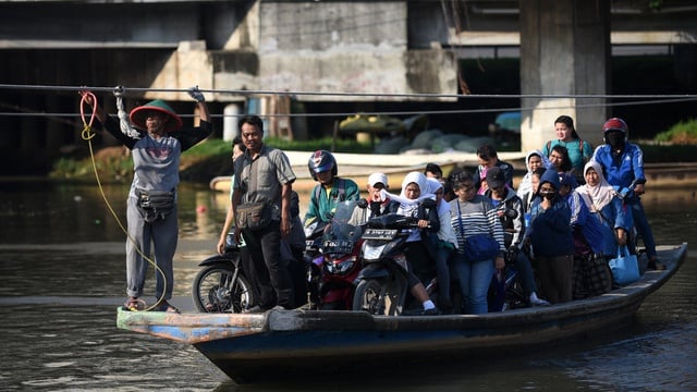 Hindari macet, warga naik perahu eretan di Kali Cagak Jakarta Utara [tirto]