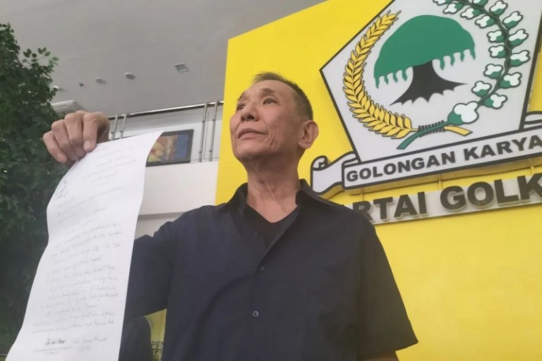 Pengusaha jalan tol, Jusuf Hamka, yang sering disapa Babah Alun, mengaku tak akan kembali ke dunia politik usai dirinya menyatakan mengundurkan diri sebagai kader Partai Golkar [brief]