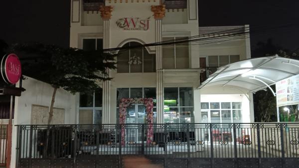 Polisi melakukan penyitaan alat sedot lemak yang ada di WSJ Clinic, Beji, Kota Depok [inews]