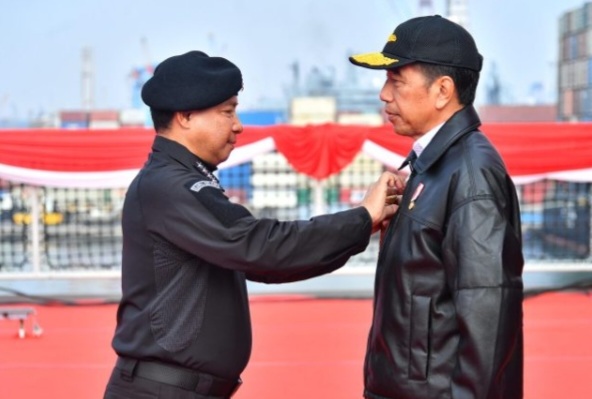 Panglima TNI Jenderal Agus Subiyanto menyerahkan Brevet Kehormatan Hiu Kencana kepada Presiden Joko Widodo (Jokowi) [presidenri]