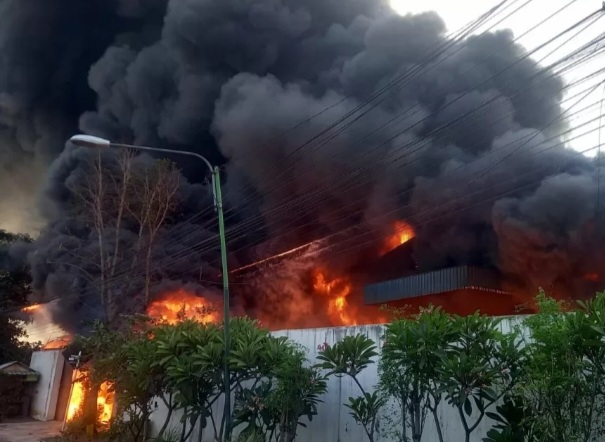 Pabrik daur ulang plastik yang ada di desa Desa Bakalan Kecamatan Purwosari ludes terbakar [akurat]
