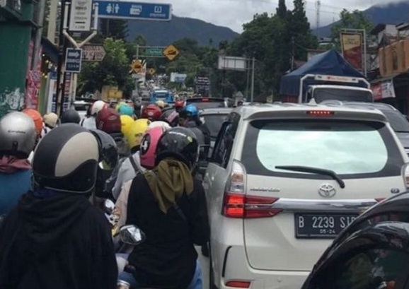 Kemacetan di jalur puncak bogor [gridoto]