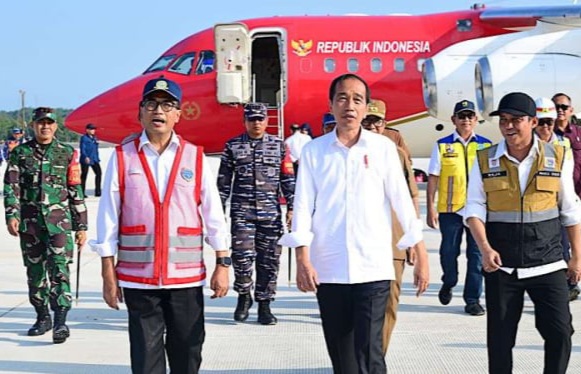 Presiden Jokowi perdana mendarat di bandara IKN [viva]