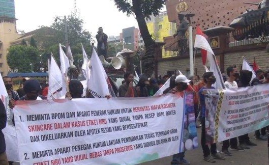 Massa menuntut aparat penegak hukum agar dapat melakukan tindaklanjut tentang peredaran etiket biru yaitu zat kimia berbahaya yang marak digunakan sebagai pencampur bahan kosmetik [tribunnews]