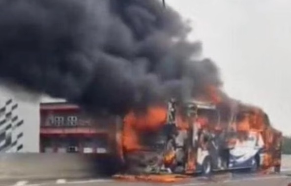 Bus terbakar di Tol Wiyoto Wiyono [tribunnews]