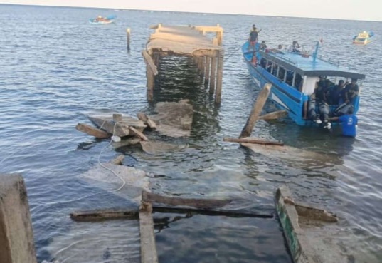 Jembatan di Maluku Tengah ambruk [viva]