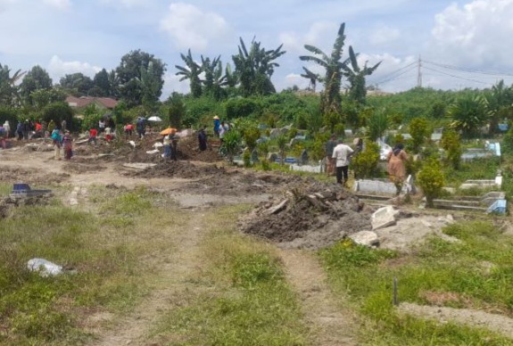 Proses pemindahan makam dampak pembangunan tol Tebing Tinggi-Pematangsiantar [mistar]