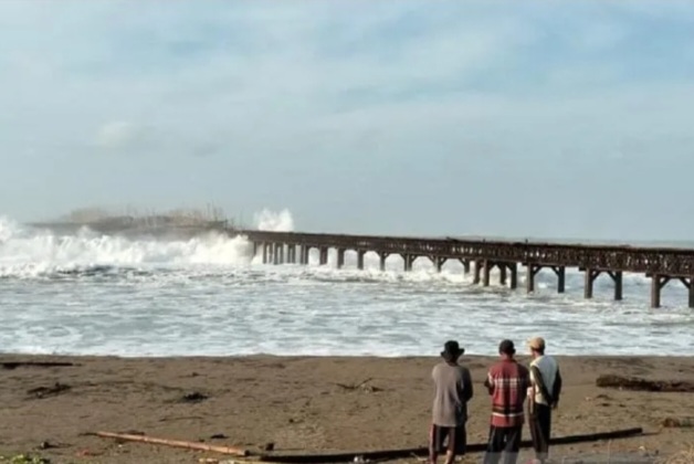 3 nelayan hilang dan puluhan orang terjebak di Dermaga Sukabumi [antara]