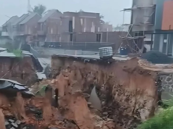 Longsor dengan kedalaman 7 meter serta panjang 40 meter, menyebabkan terputusnya jalan desa di Jalan Rancahaur, Desa Karang Tengah, Pagedangan, Kabupaten Tangerang, Banten [antara]