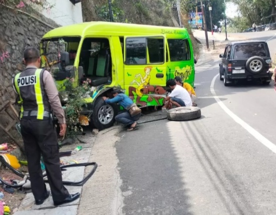 Elf yang ditumpangi rombongan siswa SMK 2 Antartika Sidoarjo mengalami kecelakaan [akurat]