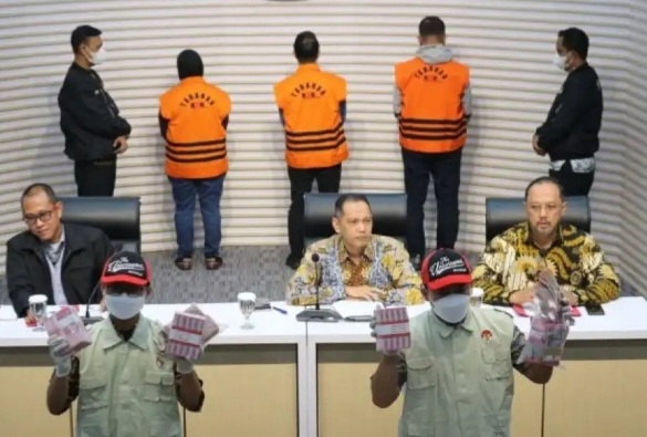 KPK Tetapkan 3 Tersangka Dan Selidiki Aliran Uang Rp 6,8 M [espos]