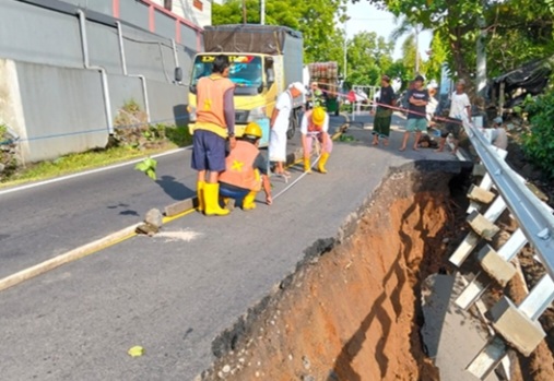 Jalan Raya Penghubung Buleleng dan Karangasem ambles [singarajamedia]
