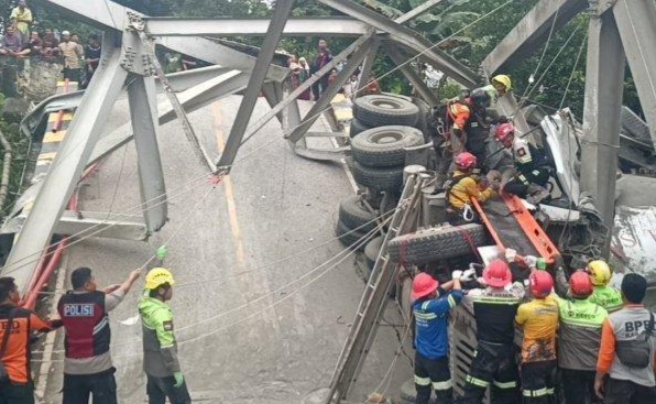 Jembatan Busui ambruk, jalur Kaltim-Kalsel lumpuh [tribunnews]