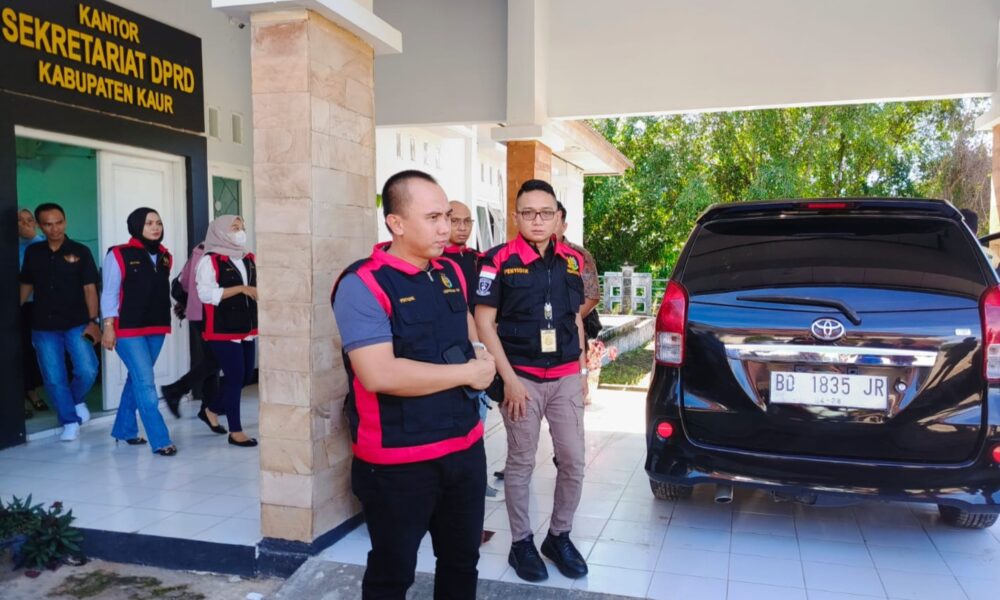 Kejari geledah Sekretariat DPRD Kaur Bengkulu terkait perjalanan dinas fiktif 11 M [bacakoran]