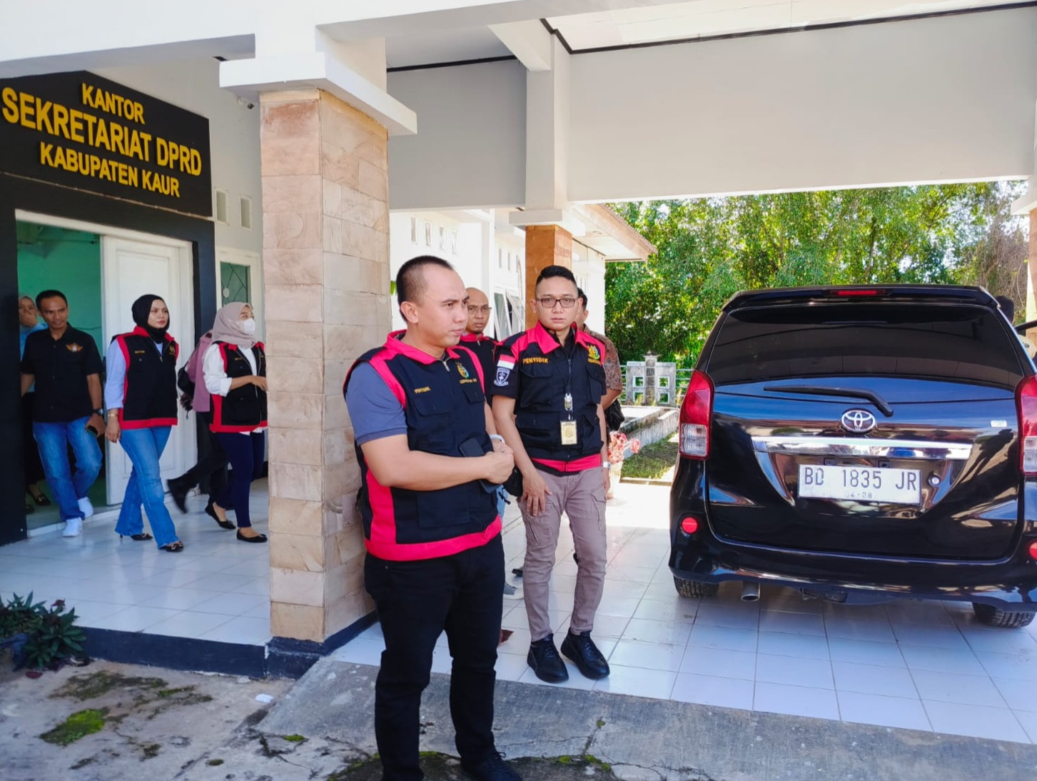 Kejari geledah Sekretariat DPRD Kaur Bengkulu terkait perjalanan dinas fiktif 11 M [bacakoran]